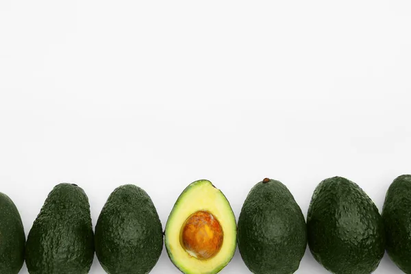 Leckere Ganze Und Geschnittene Avocados Auf Weißem Hintergrund Flach Gelegt — Stockfoto