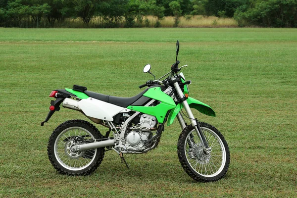 Yeşil Çimlerin Üzerinde Lüks Bir Motosiklet — Stok fotoğraf