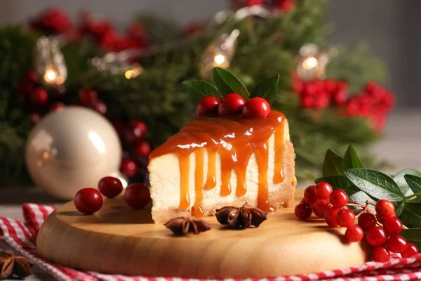 맛있는 카라멜 케이크와 테이블 크리스마스 클로즈업 — 스톡 사진