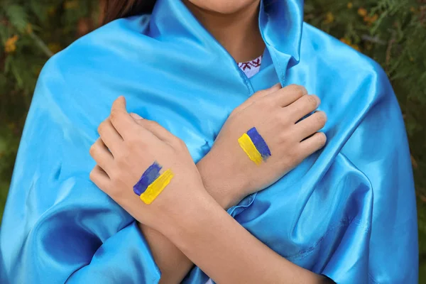 手にウクライナの旗の図面を持つ女性屋外で クローズアップ — ストック写真