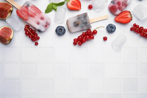 Düz Kompozisyon Beyaz Masada Buzlu Şekerler Metin Için Boşluk — Stok fotoğraf