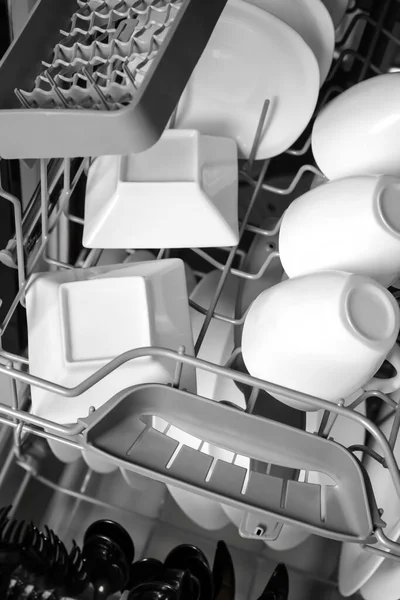 Відкрита Сучасна Посудомийна Машина Чистим Посудом Крупним Планом — стокове фото