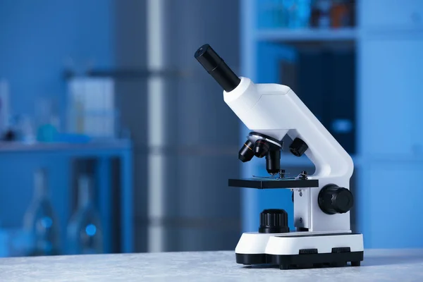Modernt Medicinskt Mikroskop Grått Bord Laboratorium Utrymme För Text — Stockfoto