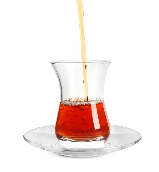 Wlewanie Tradycyjnej Tureckiej Herbaty Szkła Białym Tle — Zdjęcie stockowe