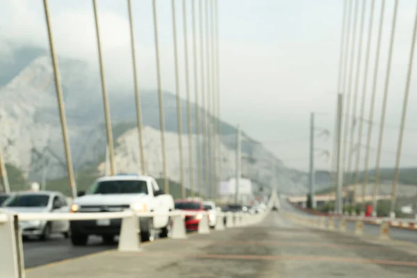 Vista Turva Ponte Moderna Carros Perto Montanha — Fotografia de Stock