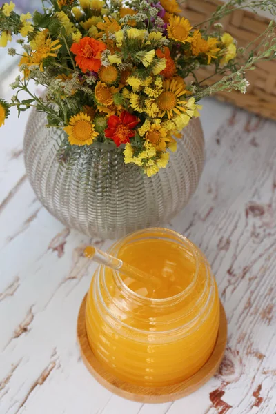 Läcker Färsk Honung Och Vackra Blommor Vitt Träbord Inomhus — Stockfoto