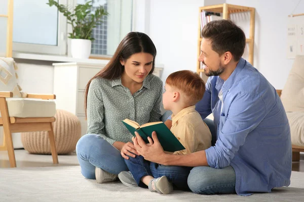 Happy Rodina Čtení Kniha Společně Podlaze Obývacím Pokoji Doma — Stock fotografie