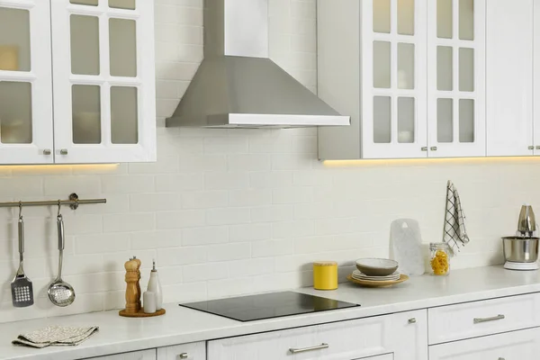 Interior Dapur Yang Elegan Dengan Lingkungan Kap Modern Atas Perabotan — Stok Foto