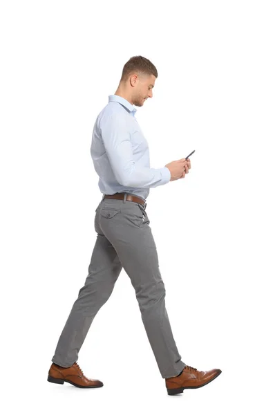 Άνθρωπος Smartphone Περπάτημα Λευκό Φόντο — Φωτογραφία Αρχείου