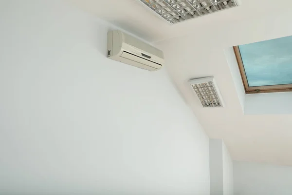 Acondicionador Aire Moderno Pared Blanca Interiores — Foto de Stock