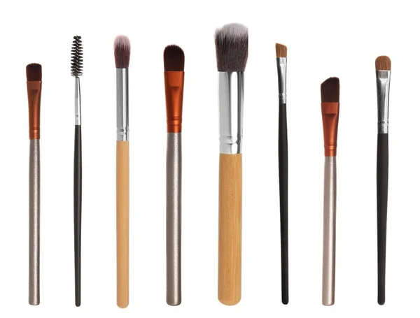 Beyaz Arkaplana Kozmetik Ürünler Uygulamak Için Farklı Makyaj Fırçaları Ile — Stok fotoğraf