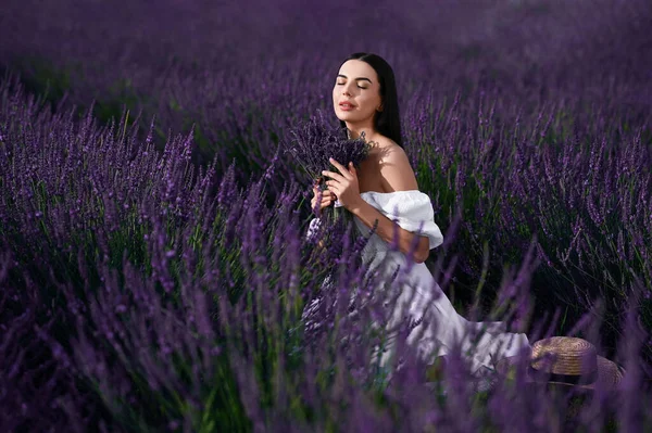Beautiful Young Woman Bouquet Sitting Lavender Field — Stockfoto