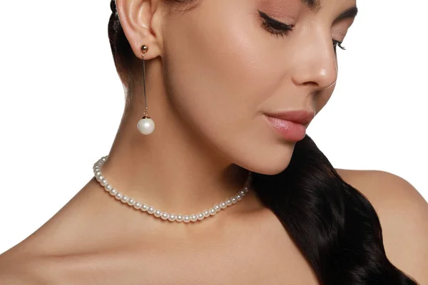 Giovane Donna Che Indossa Eleganti Gioielli Perla Sfondo Bianco Primo — Foto Stock