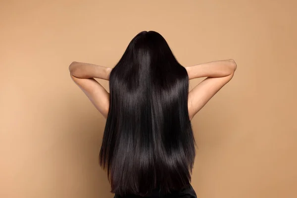 Frau Mit Kräftigen Gesunden Haaren Auf Beigem Hintergrund Rückseite — Stockfoto