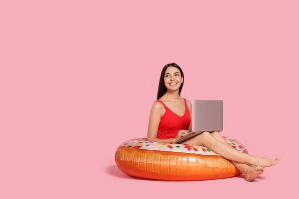 Junge Frau Mit Laptop Während Sie Auf Einem Aufblasbaren Ring — Stockfoto