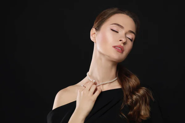 Jeune Femme Portant Des Bijoux Perles Élégantes Sur Fond Noir — Photo