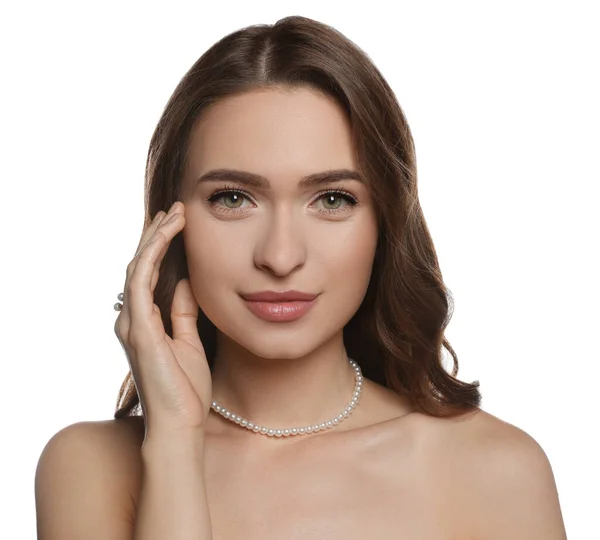 Jonge Vrouw Met Elegante Parel Sieraden Witte Achtergrond — Stockfoto
