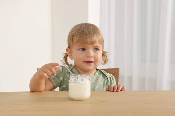 Słodkie Małe Dziecko Jedzenie Smaczny Jogurt Łyżką Drewnianym Stole Wewnątrz — Zdjęcie stockowe