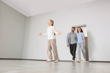 Mutlu aile taşınma gününde yeni evlerine giriyor, düşük açılı.