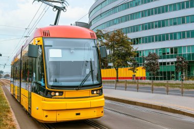 Şehir caddesindeki modern tramvay. Toplu taşıma