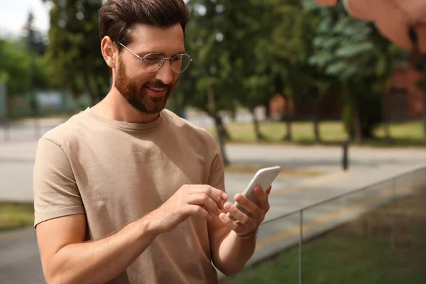 Sorrindo Homem Barbudo Bonito Com Smartphone Livre Espaço Para Texto — Fotografia de Stock