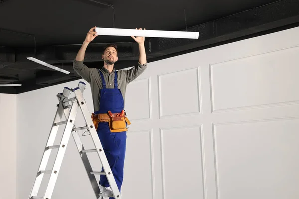 Eletricista Uniforme Instalar Lâmpada Teto Dentro Casa Espaço Para Texto — Fotografia de Stock
