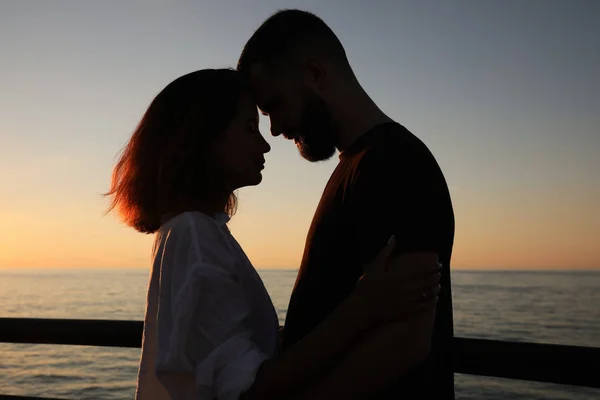 Mutlu Genç Çift Gün Batımında Deniz Kenarında Sarılıyor — Stok fotoğraf