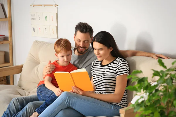 Šťastná Rodina Čtení Knihy Společně Pohovce Obývacím Pokoji Doma — Stock fotografie