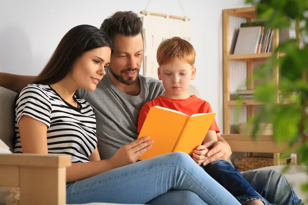 Šťastná Rodina Čtení Knihy Společně Pohovce Obývacím Pokoji Doma — Stock fotografie