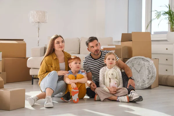 Family Sitting Floor New Apartment Moving Day — Stock Photo, Image