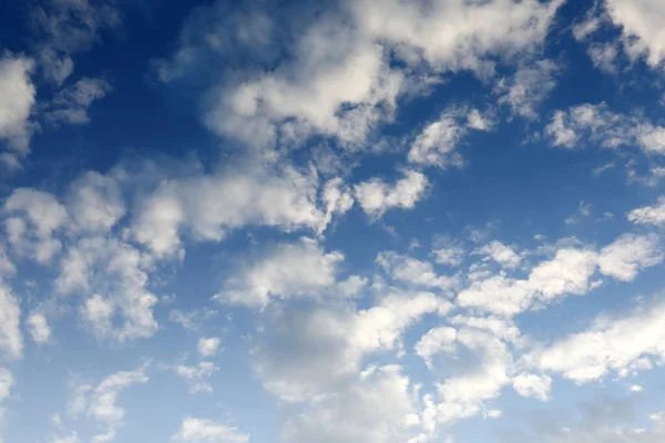Malowniczy Widok Pięknych Puszystych Chmur Błękitnym Niebie — Zdjęcie stockowe