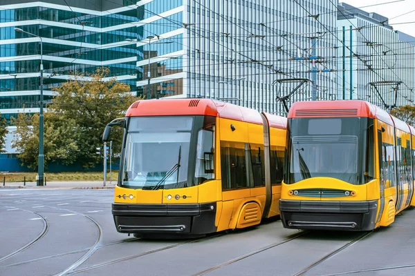 Şehir Caddesindeki Modern Tramvaylar Toplu Taşıma — Stok fotoğraf