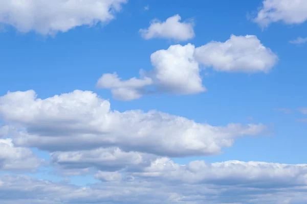 Живописный Вид Красивые Пушистые Облака Светло Голубом Небе — стоковое фото