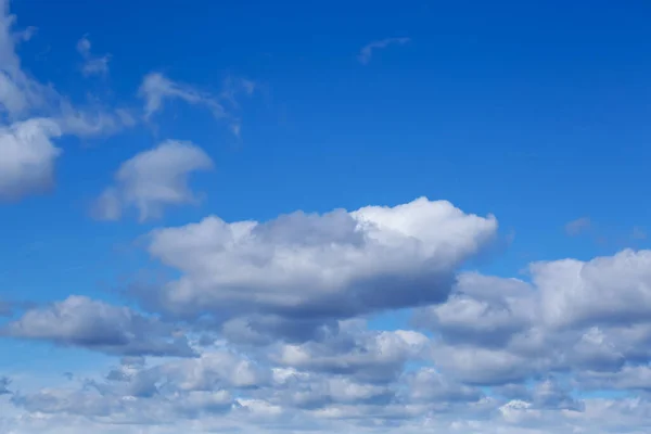 Живописное Голубое Небо Белыми Облаками Солнечный День — стоковое фото