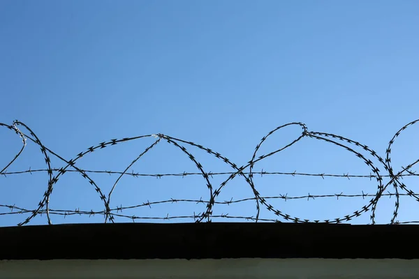 Metal Barbed Wire Clear Blue Sky Outdoors — Stock Photo, Image