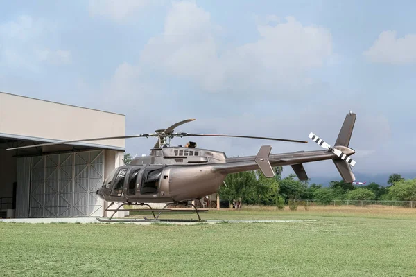 Красивый Вертолет Вертолетной Площадке Поле Рядом Ангаром — стоковое фото