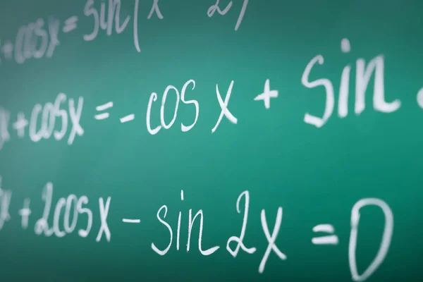 Yeşil Karatahtaya Yazılmış Birçok Farklı Matematik Formülü Yakın Plan — Stok fotoğraf