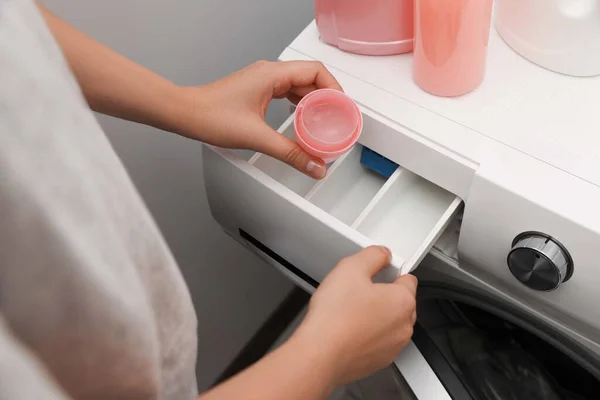 Mujer Vertiendo Detergente Ropa Cajón Lavadora Primer Plano —  Fotos de Stock