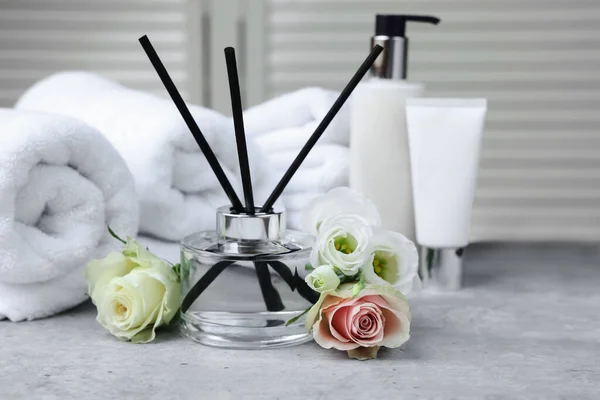 Handtücher Schilfrohr Kosmetikprodukte Und Blumen Auf Grauem Tisch Drinnen — Stockfoto