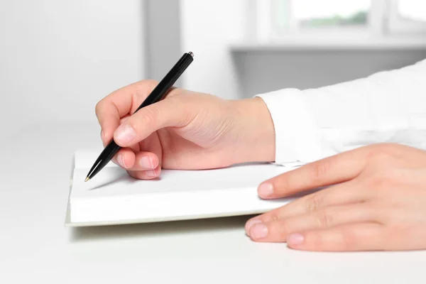 Mujer Escribiendo Cuaderno Mesa Blanca Oficina Primer Plano — Foto de Stock