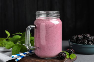 Mason kavanozu dolusu böğürtlen suyu, nane ve böğürtlen.