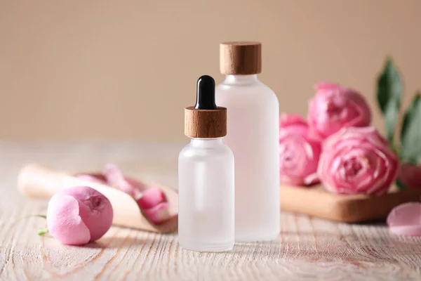 Botellas Aceite Esencial Rosas Sobre Mesa Madera Blanca Sobre Fondo — Foto de Stock