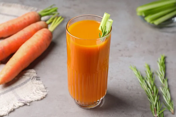 Склянка Смачного Морквяного Соку Паличками Селери Сірому Столі Крупним Планом — стокове фото