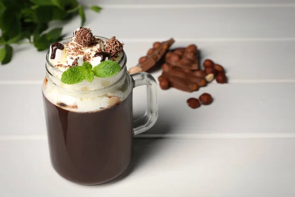 Einmachglas Mit Köstlicher Heißer Schokolade Mit Schlagsahne Und Minze Auf — Stockfoto