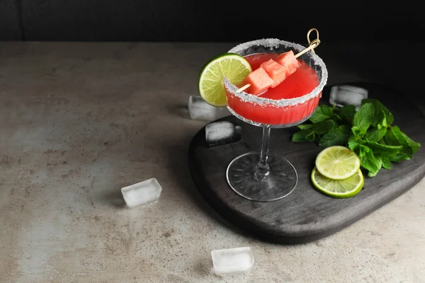Cocktailglas Med Läcker Färsk Vattenmelonsaft Lime Mynta Och Grått Bord — Stockfoto