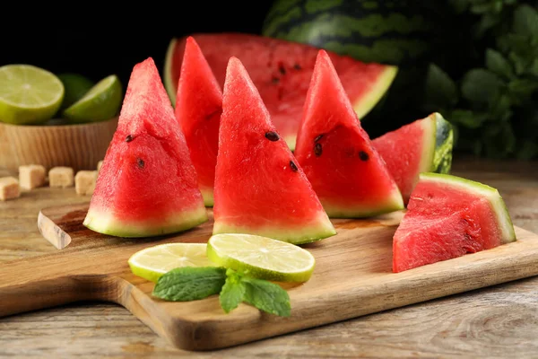 Lekkere Sappige Watermeloen Limoenschijfjes Houten Tafel — Stockfoto