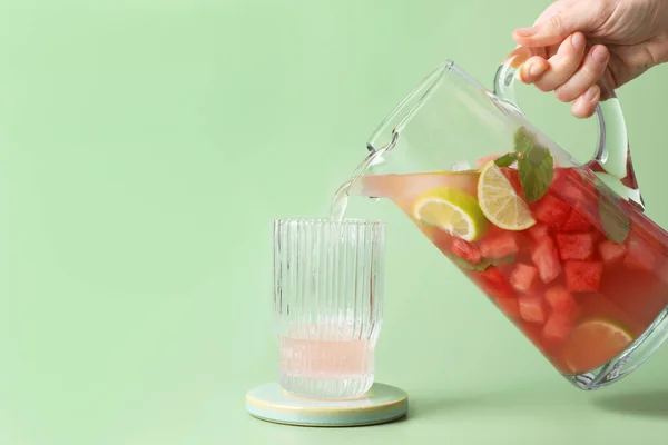 Frau Gießt Leckeres Wassermelonengetränk Mit Limette Aus Krug Glas Auf — Stockfoto