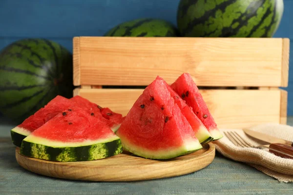 Slices Heerlijke Rijpe Watermeloen Lichtblauwe Houten Tafel — Stockfoto