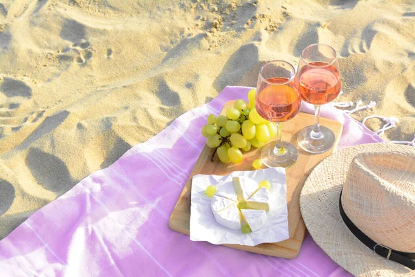 모래에는 포도주와 간식이 유리잔 원문을 — 스톡 사진