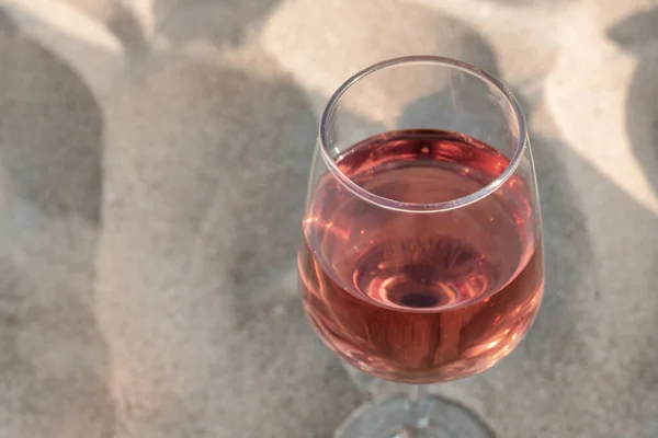 Copo Vinho Rosa Saboroso Areia Closeup Espaço Para Texto — Fotografia de Stock